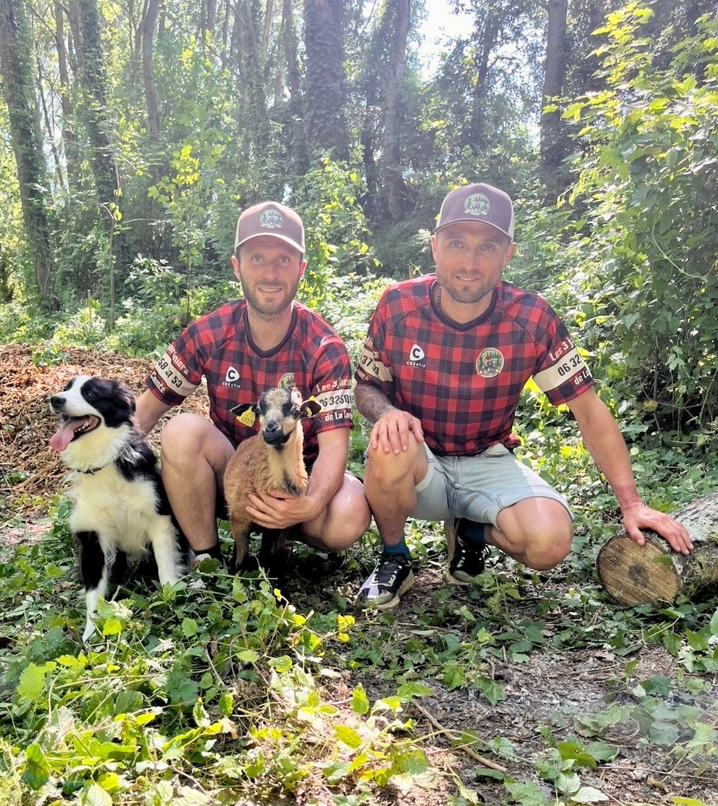 Deux hommes avec un chien et un agneau