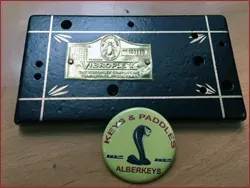 Un botón de teclas y paletas se encuentra al lado de una caja negra