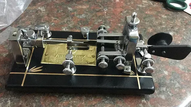 Una máquina de escribir muy vieja está sobre una mesa