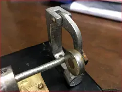 Un primer plano de un objeto de metal sobre una mesa.