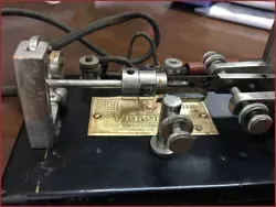 Un primer plano de un antiguo telégrafo sobre una mesa.