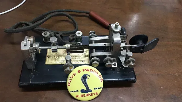 Una máquina de llaves antigua con un botón amarillo que dice llaves y panner.