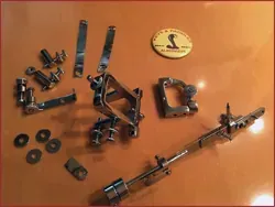 Un montón de piezas de metal están sobre una mesa.