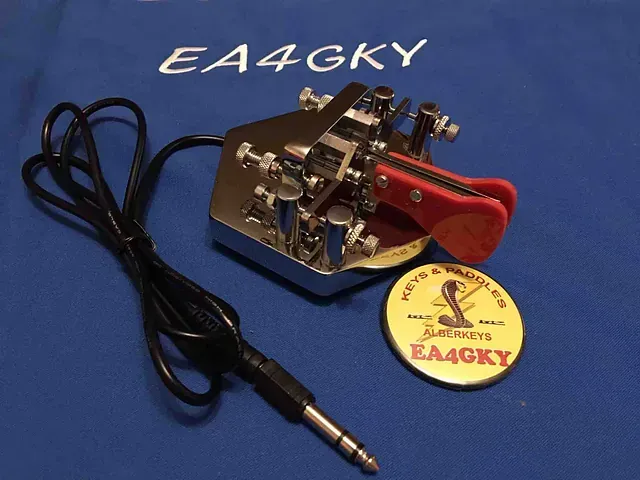 Un dispositivo ea4gky está sobre un paño azul