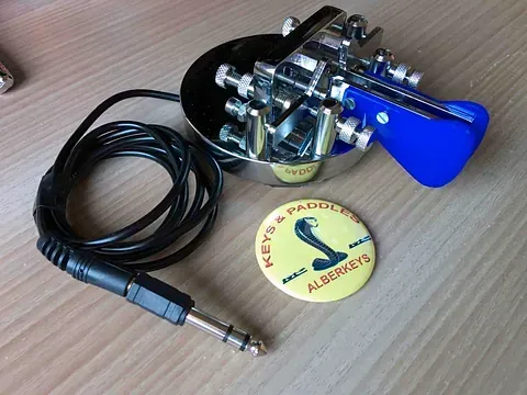 Un botón que dice teclas está sobre una mesa