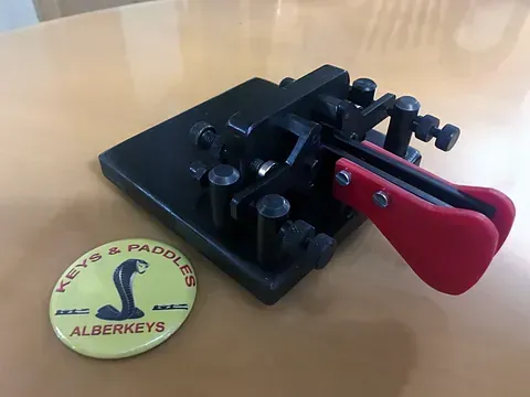 Una llave y un botón que dice alberkeys.