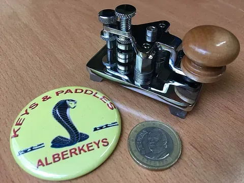 Un botón amarillo que dice alberkeys.