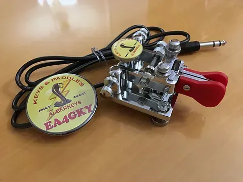 Un primer plano de una llave con un cordón atado a ella sobre una mesa.