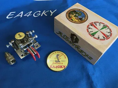 Una caja de madera que dice ea4gky