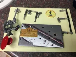 Un montón de piezas de metal están sobre una mesa.