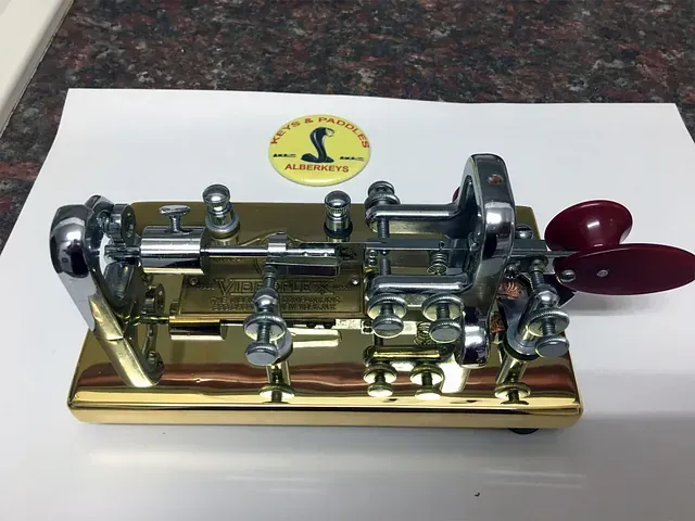 Una llave dorada con la letra s