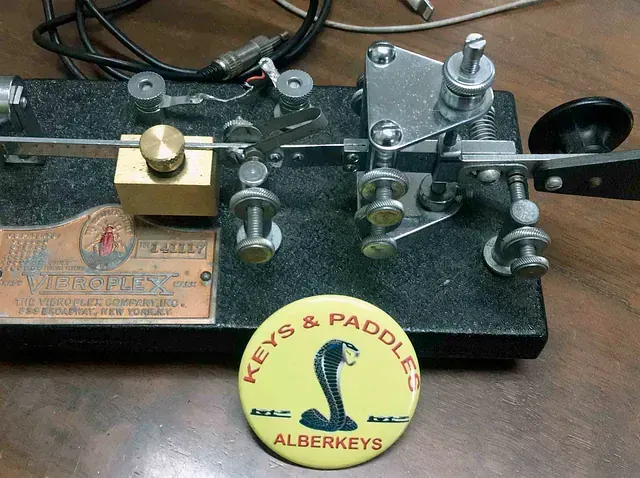 Una insignia de llaves y paletas se encuentra junto a una máquina de llaves