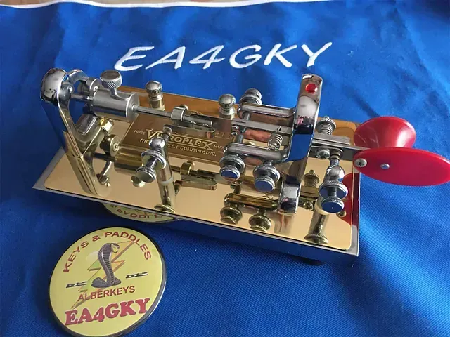 Una llave ea4gky está sobre un paño azul