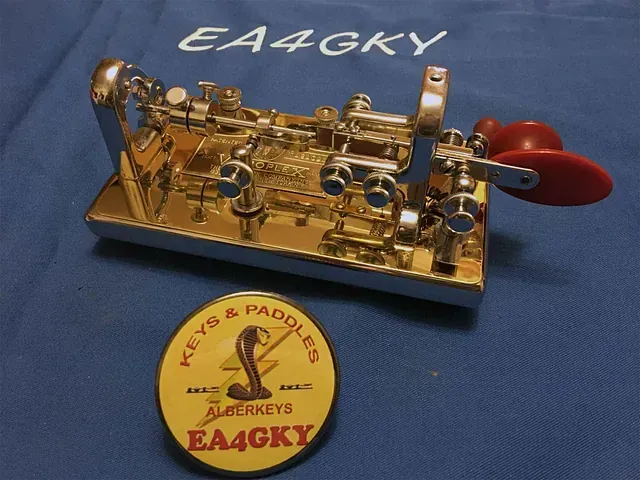 Una llave ea4gky está sobre un paño azul