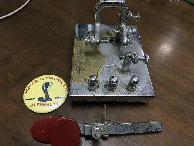 Una mesa de madera con llaves y paletas sobre ella.