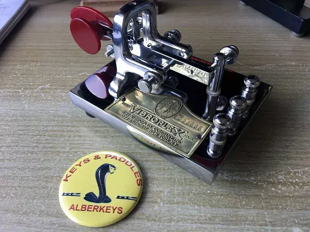 Un botón amarillo que dice alberkeys.