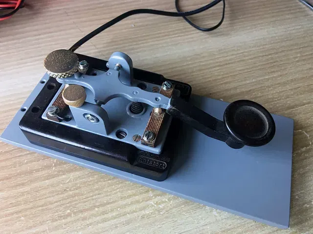 Una llave está encima de una mesa de madera.