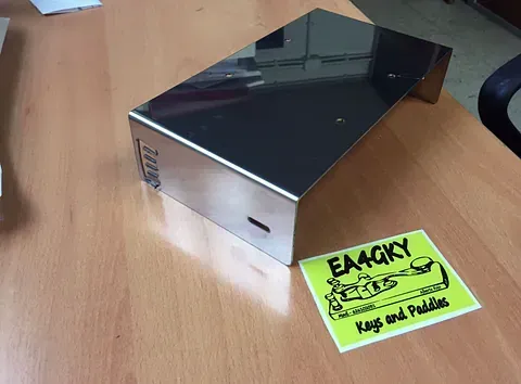 Una caja de acero inoxidable con una etiqueta amarilla que dice ea4gky