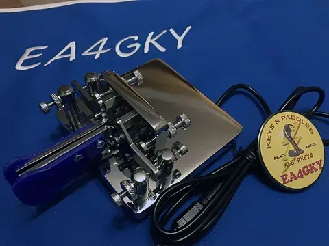 Un dispositivo ea4gky está sobre un paño azul