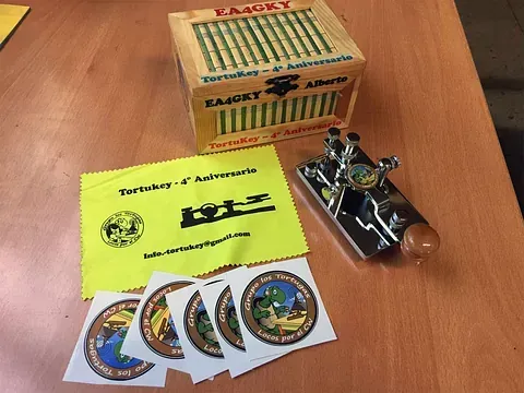 Una caja que dice ka4gky está sobre una mesa de madera.