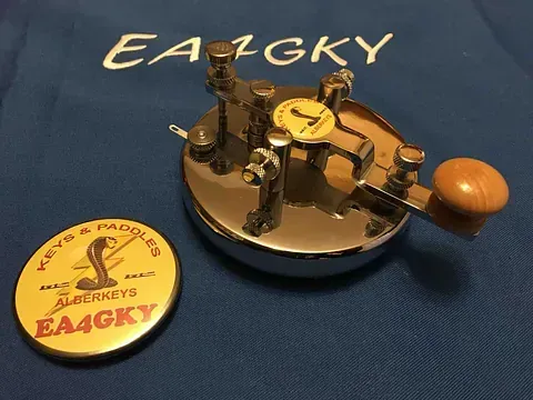 Una llave ea4gky está sobre un paño azul