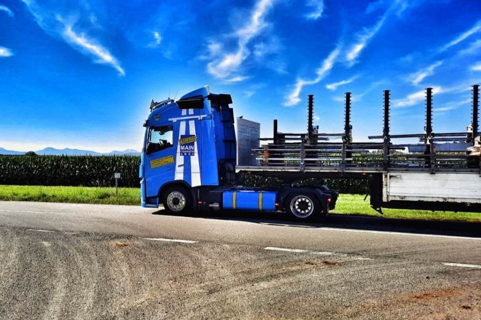 Lkw mit Ladung mit Metallteilen