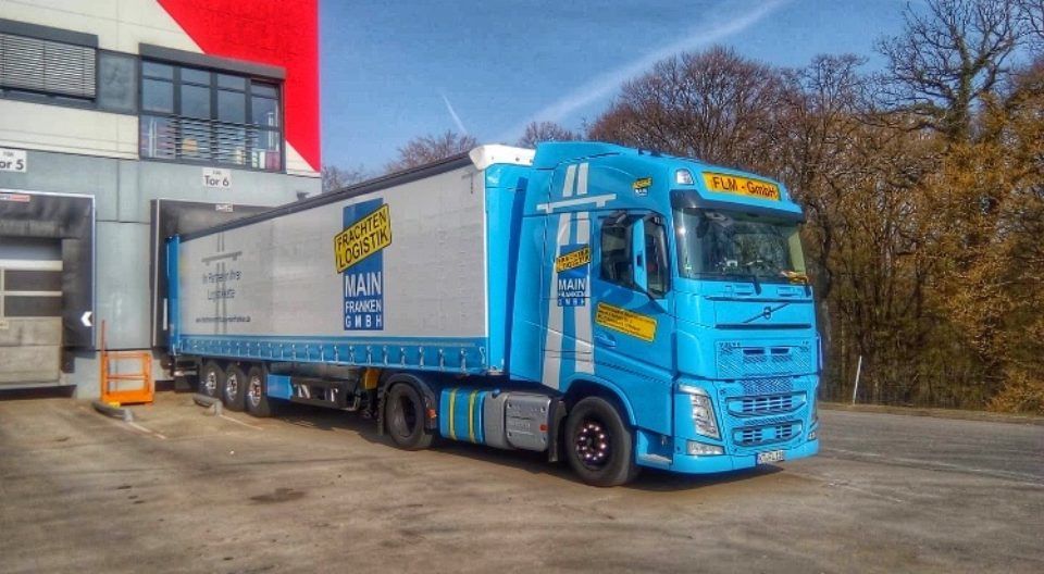 Lkw mit dem Logo von Frachtenvermittlung Mainfranken