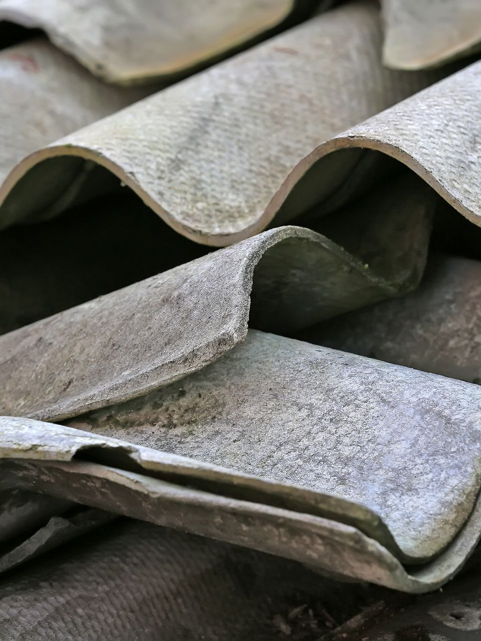 Tuiles de toiture en amiante grises et ondulées