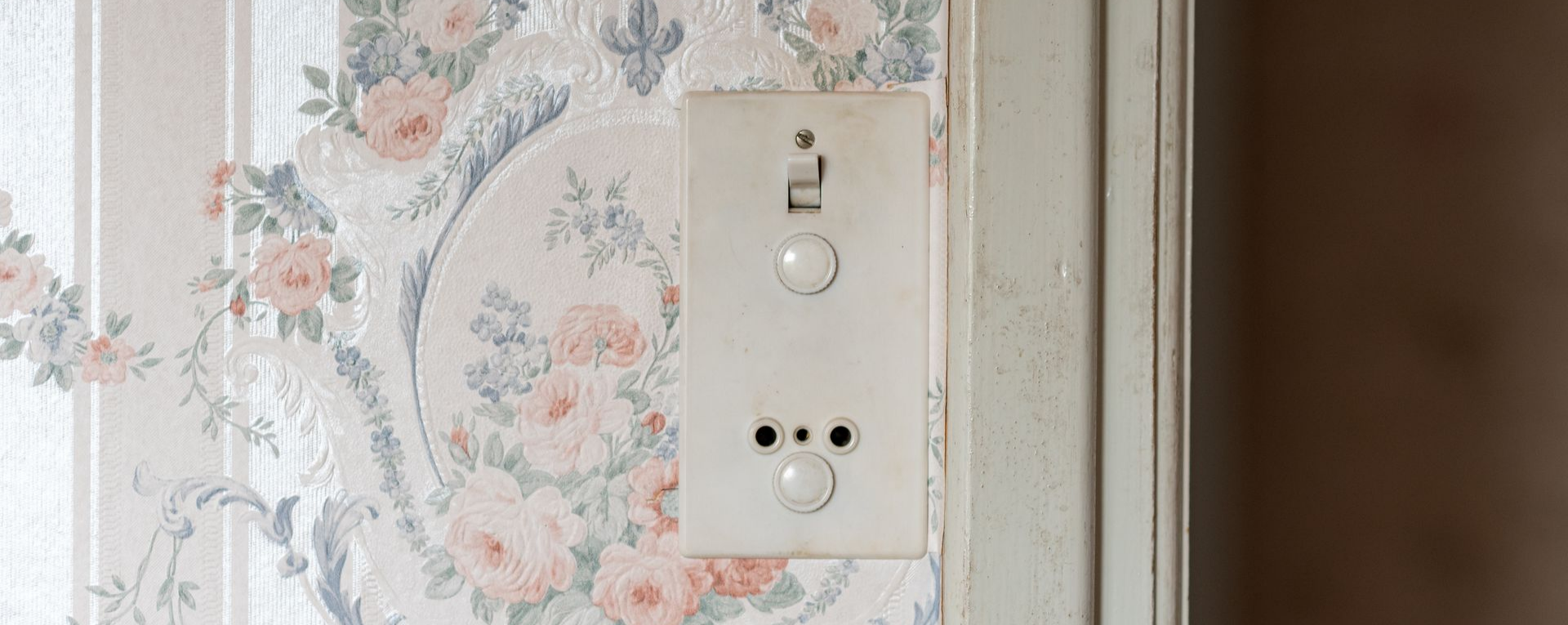 Prise électrique vétuste blanche avec interrupteur