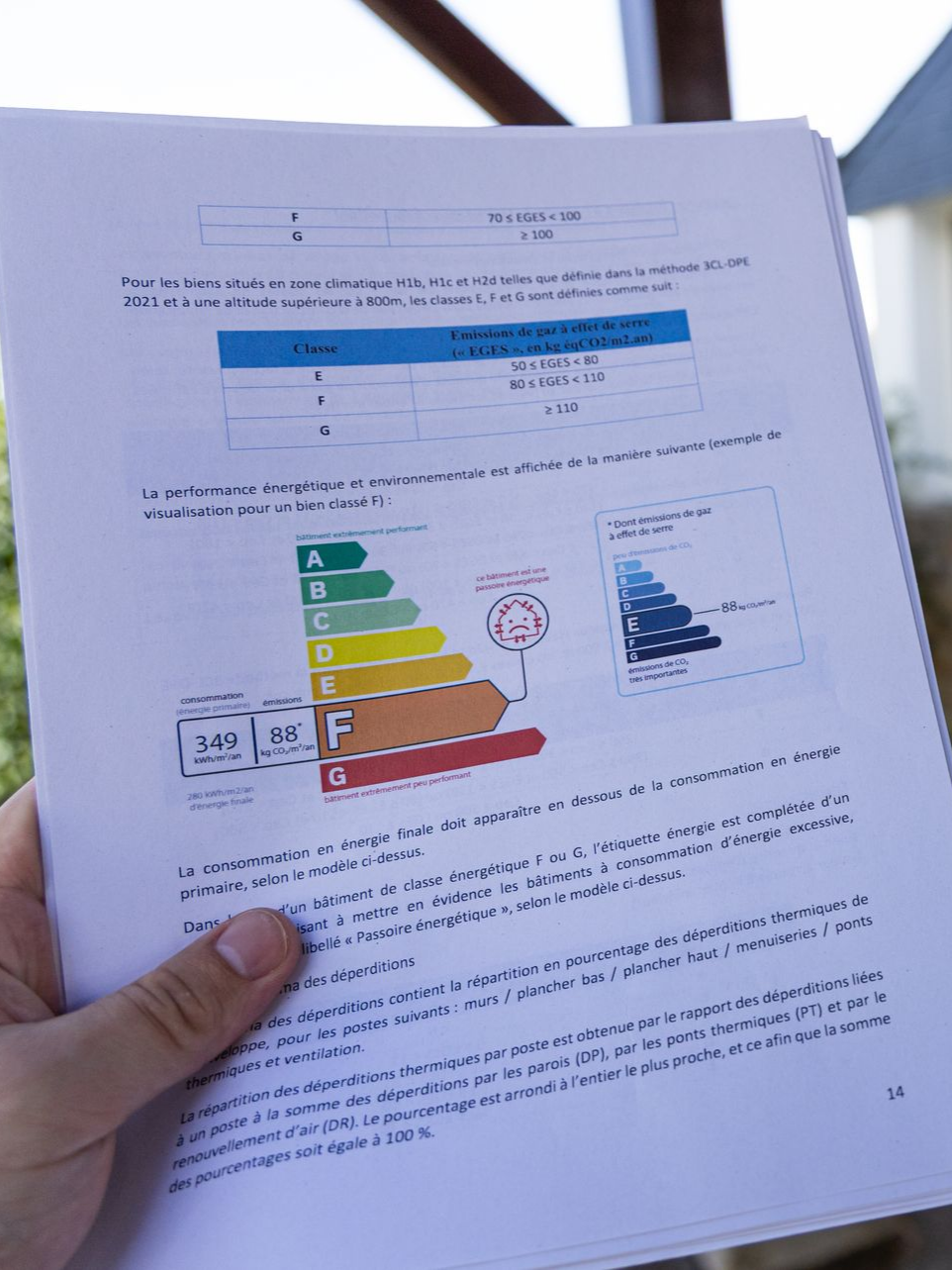 Main tenant un document avec un tableau d'évaluation de l'efficacité énergétique