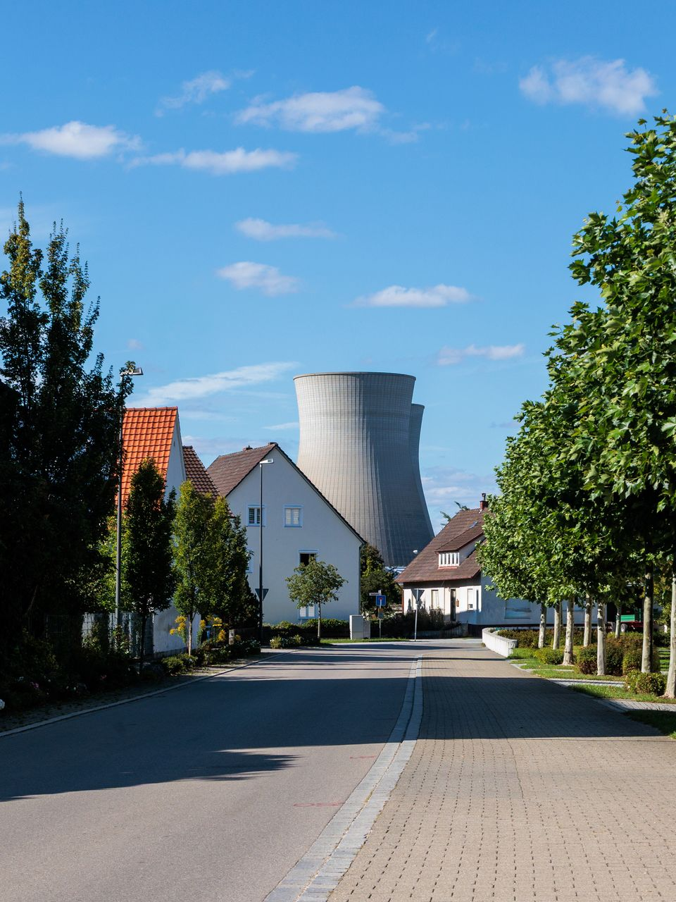 Rue menant à une centrale nucléaire
