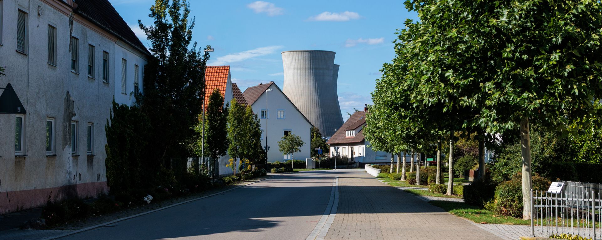 Un usine nucléaire près d'une ville