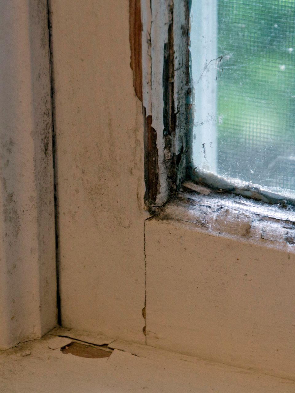 Cadre de fenêtre blanc avec peinture écaillée