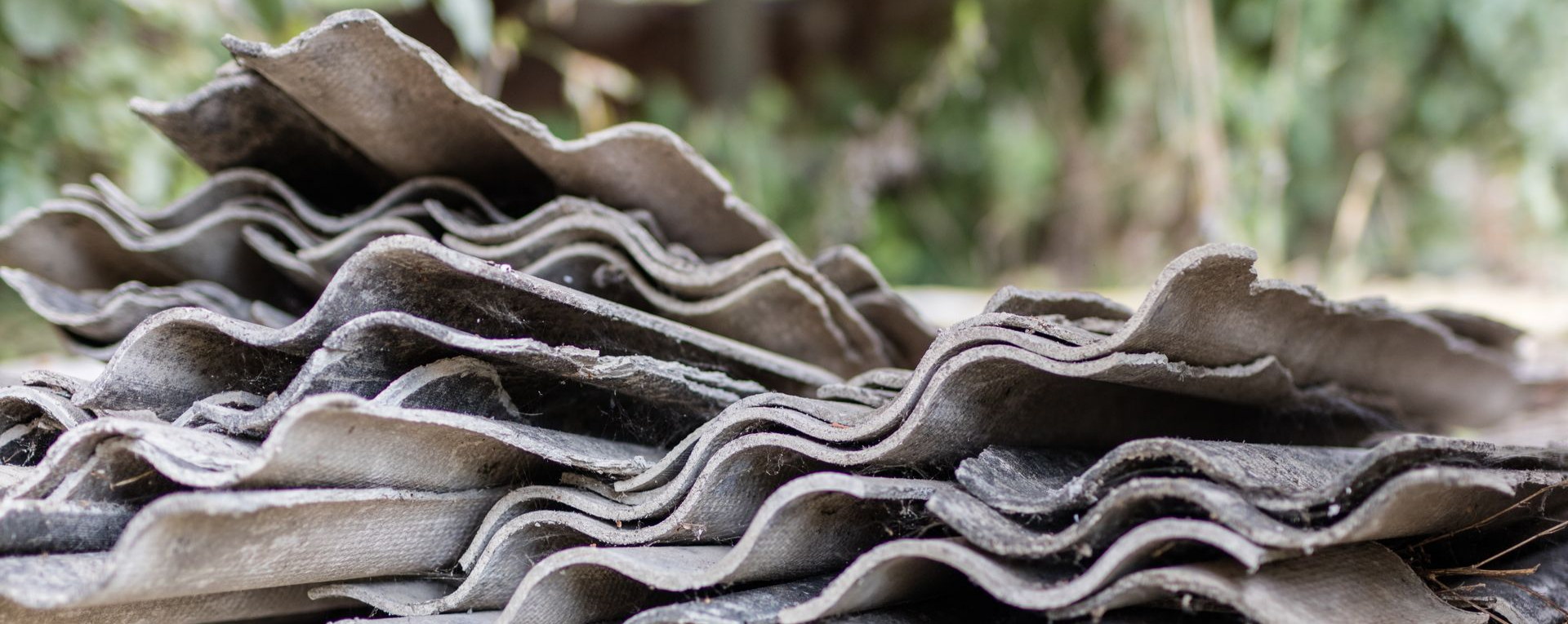 Pile de tôles ondulées grises en amiante