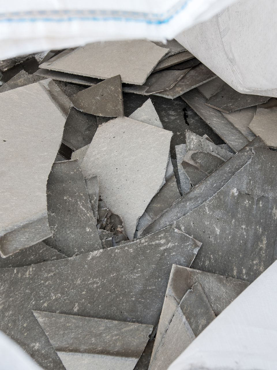 Morceaux d'amiante à l'intérieur d'un sac blanc