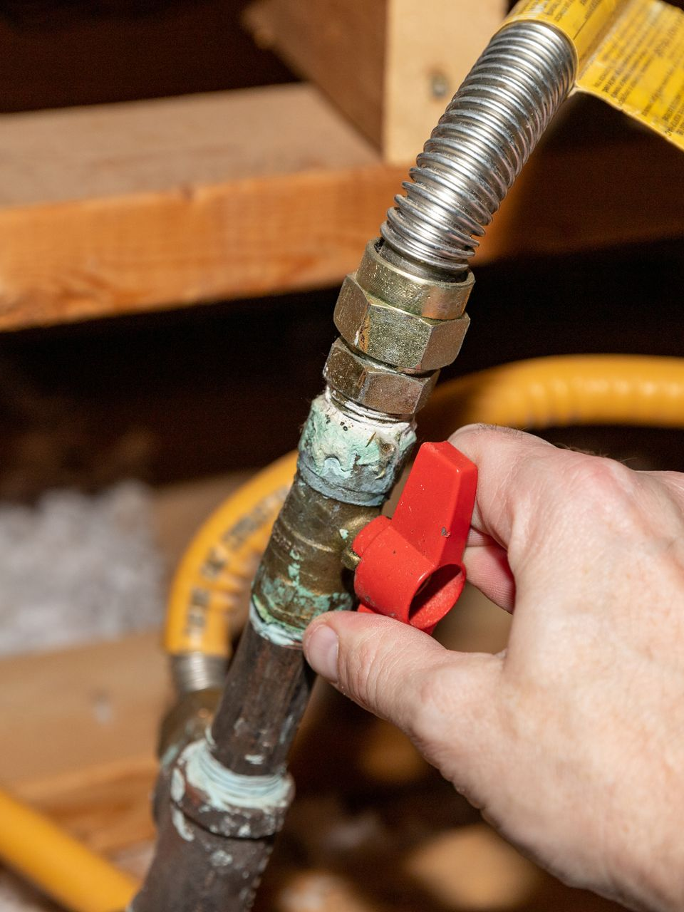 Main tournant un robinet de gaz