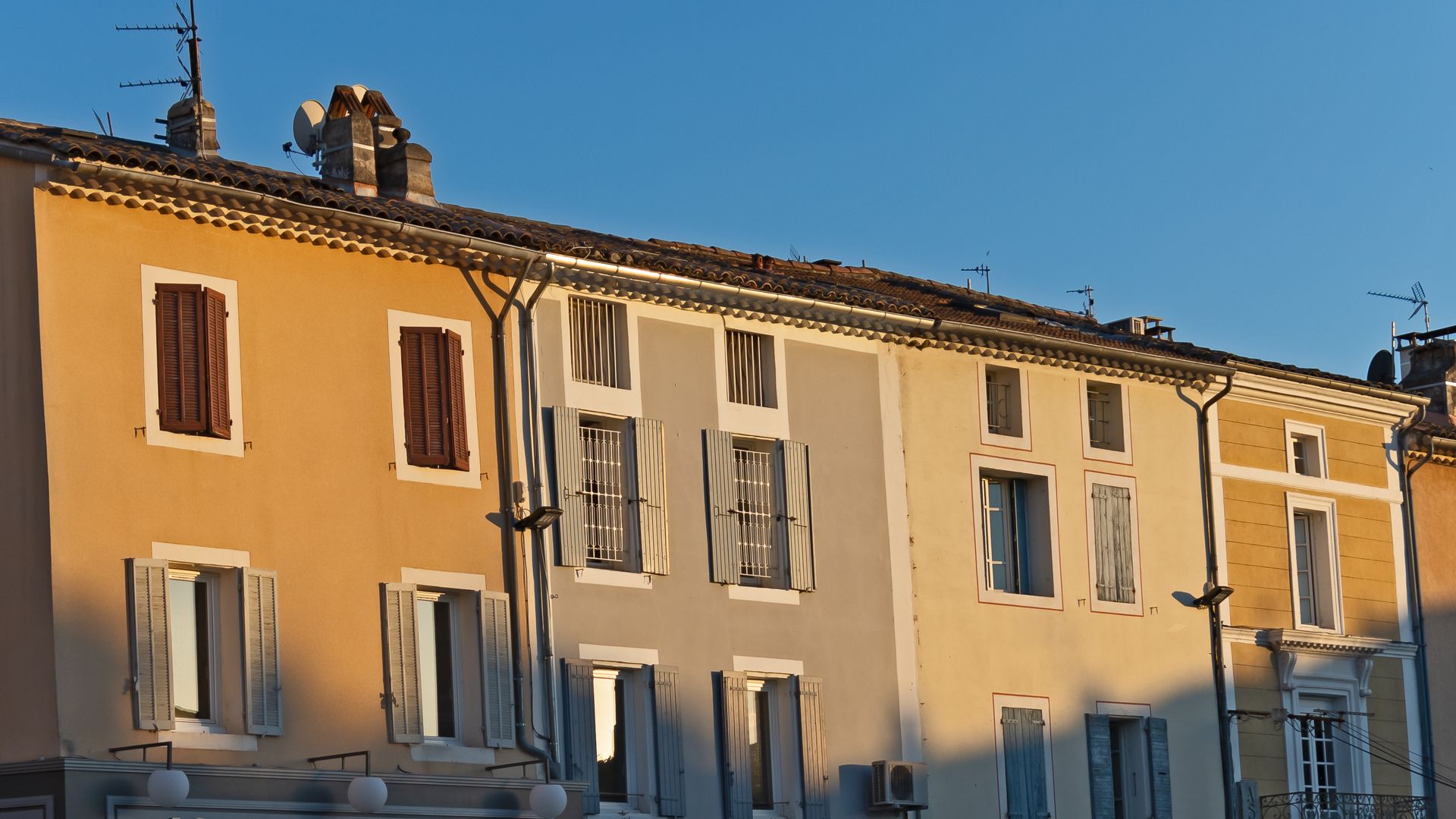 Rangée de maisons colorées en ville