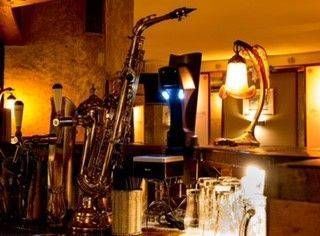 Un saxophone est posé sur un comptoir dans un bar