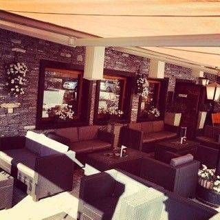 Une pièce avec beaucoup de meubles et une horloge sur le mur.