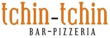 Le logo du bar-pizzeria tchin-tchin est orange et noir.