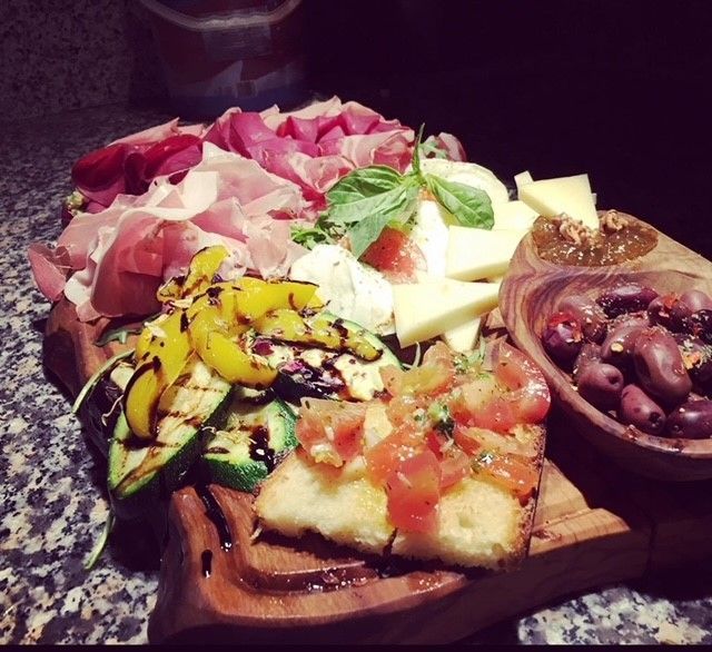 Une planche à découper en bois avec une variété d'aliments dessus