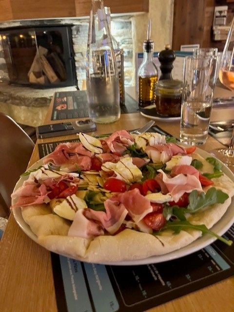 Une pizza dans une assiette sur une table dans un restaurant