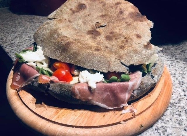 Un sandwich est posé sur une planche à découper en bois