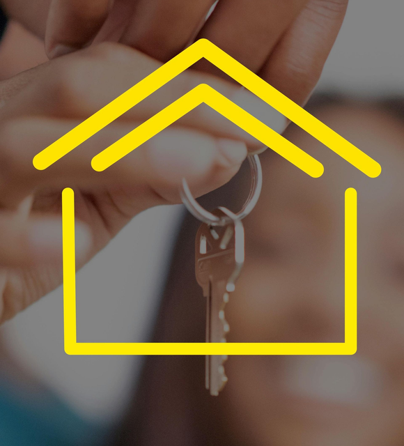 Mano sosteniendo un llavero con el contorno amarillo en forma de casa, que simboliza el hogar o los bienes raíces.