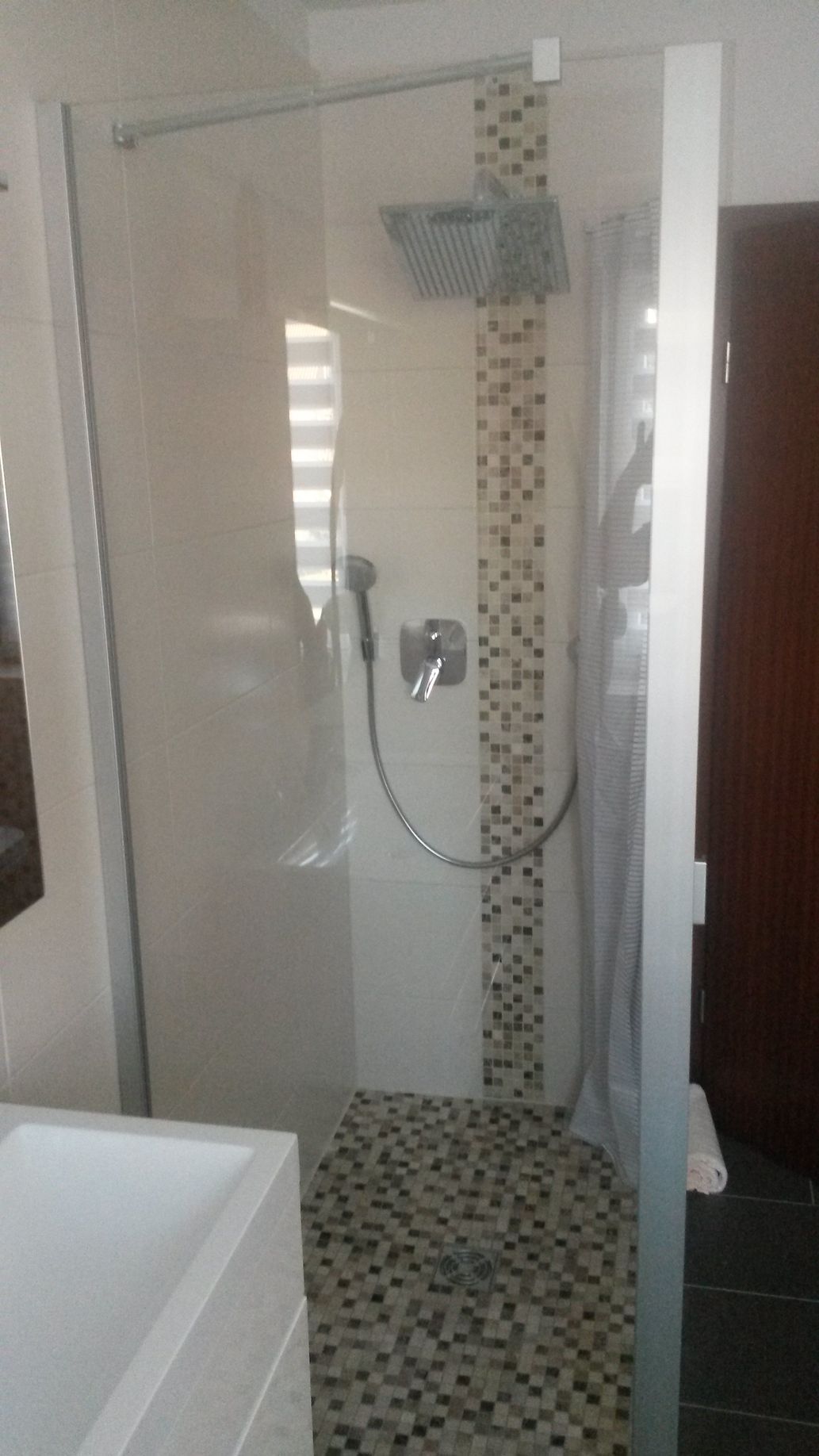 Neu gefliestes Badezimmer mit Dusche