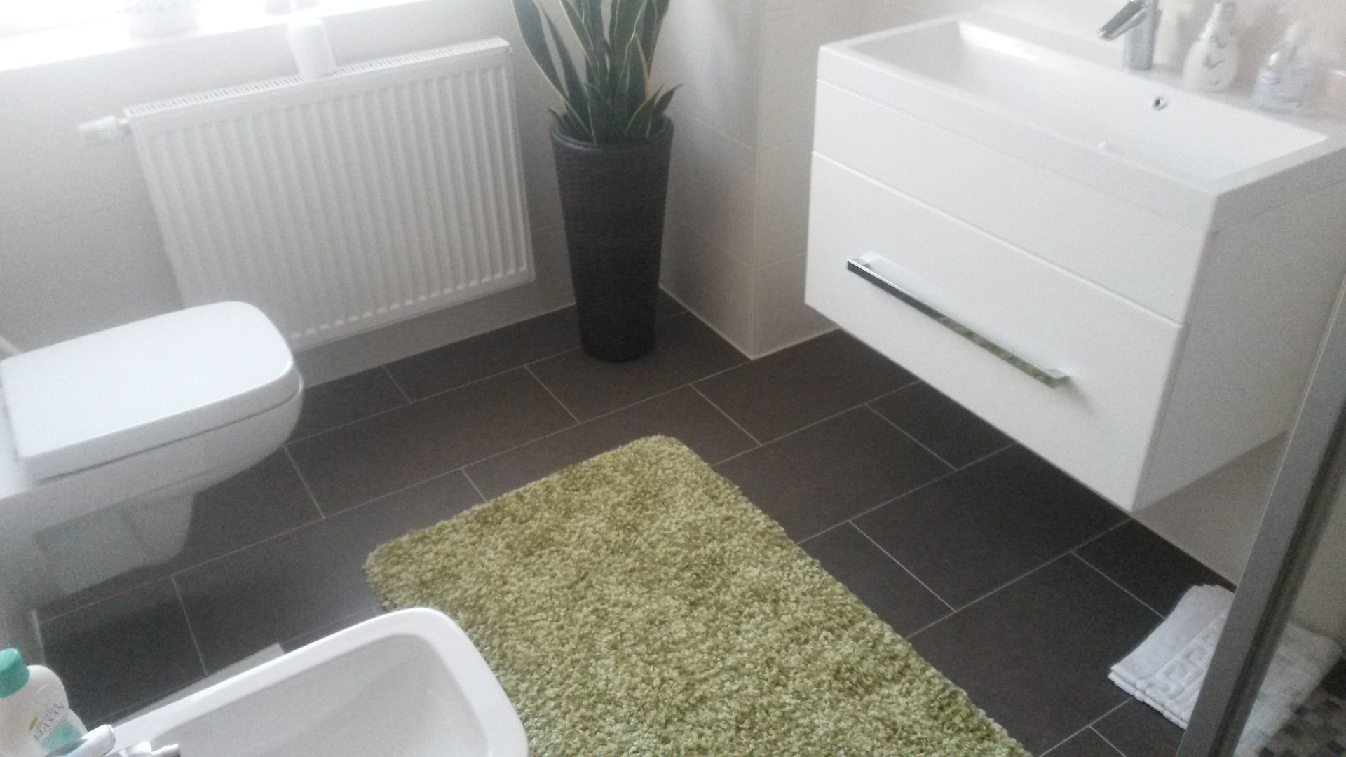 Fliesenleger mit Spachtel