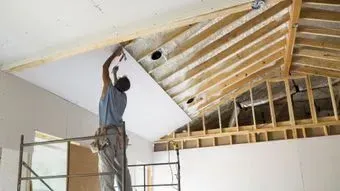 Arbeiten im Trockenbau mit Spachtel