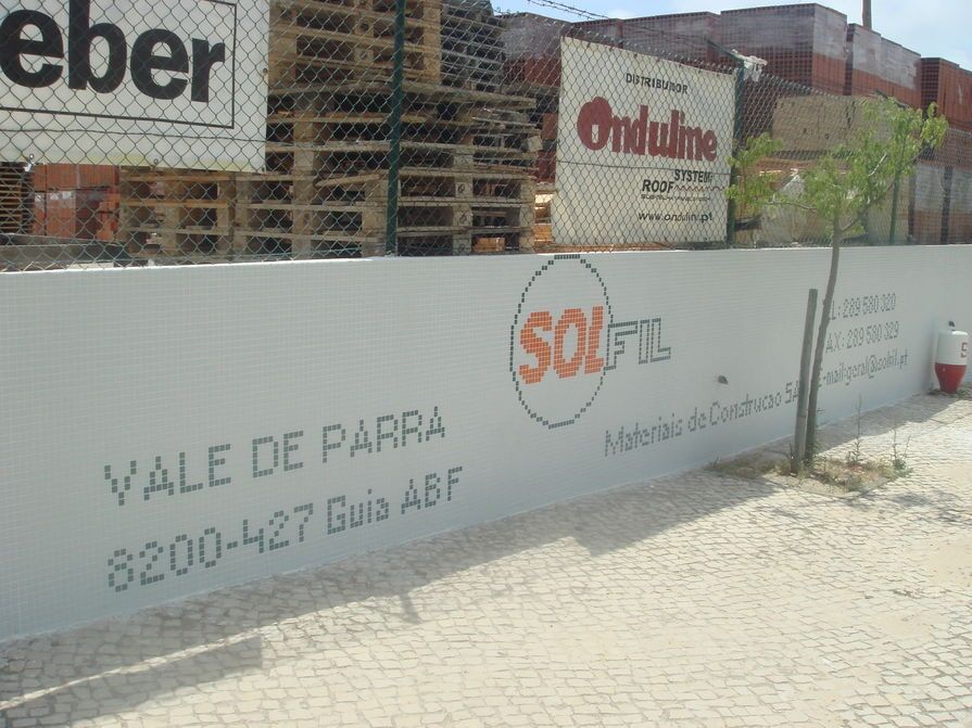 Parede branca com o logotipo 