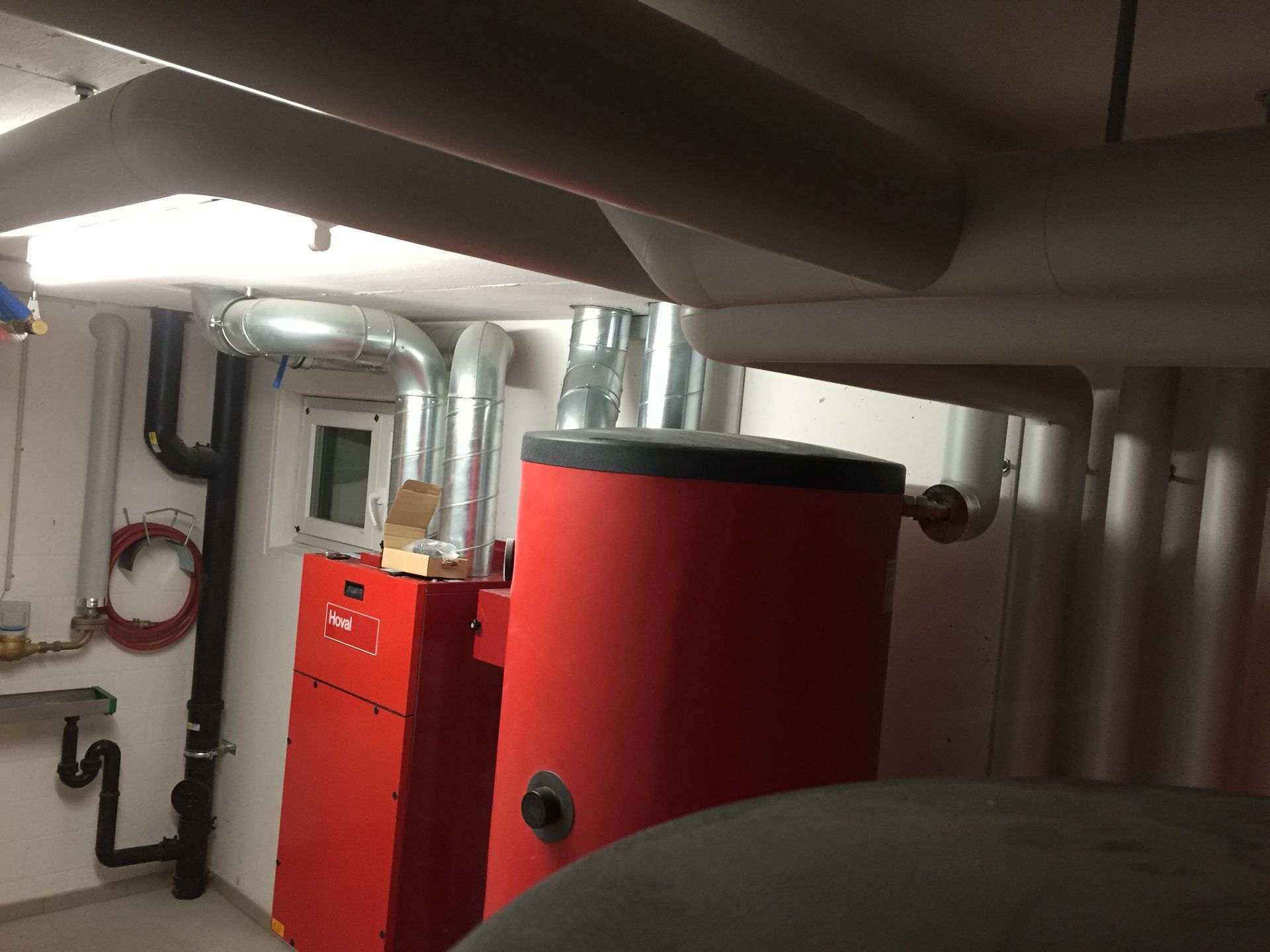 Platzhalterbild-Symbol: Berge und Sonne.