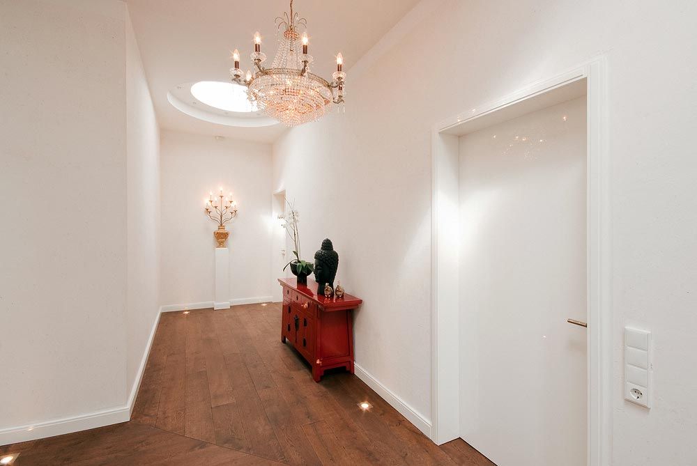 Im Flur hängt ein Kronleuchter von der Decke.